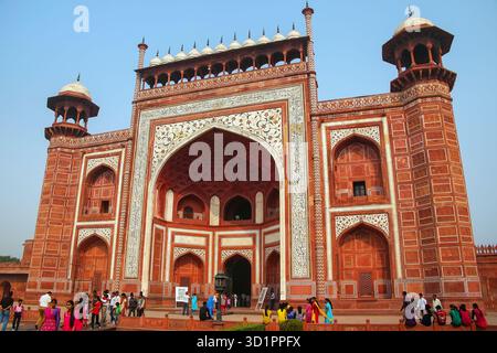 Turisti che si trovano vicino a Darwaza-i-Rauza (grande porta) nel cortile Chowk-i Jilo Khana, complesso Taj Mahal, Agra, India Foto Stock