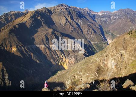 Vista del Canyon del Colca dal punto di vista vicino a Cabanaconde in Perù Foto Stock