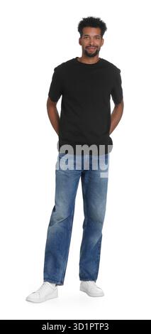 Uomo felice che indossa jeans eleganti su sfondo bianco Foto Stock