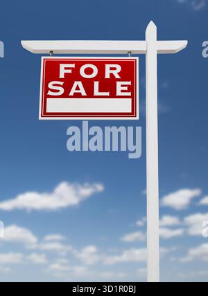Rivolta verso sinistra per la vendita immobiliare di segno su un cielo blu con nuvole. Foto Stock