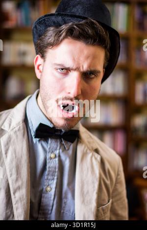 Chiudere i giovani bello vampiro bianco con il nero Top Hat Foto Stock