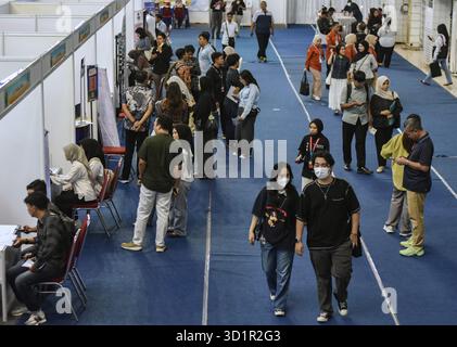 Malang, Giava Orientale, Indonesia. 29 ottobre 2025. Gli amanti del lavoro cercano gli stand aziendali alla fiera del lavoro 2025 presso il Ken Arok Sports Hall, Malang, East Java, il 29 ottobre 2025. Il governo locale ha organizzato questo evento per espandere le opportunità di lavoro e ridurre la disoccupazione raccogliendo 61 aziende che offrono 2.500 posti di lavoro per circa 5.500 persone in cerca di lavoro. (Credit Image: © Aman Rochman/ZUMA Press Wire) SOLO PER USO EDITORIALE! Non per USO commerciale! Foto Stock