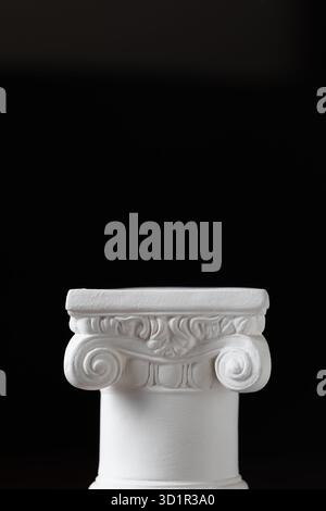 Colonna di design ionica bianca su sfondo scuro Foto Stock