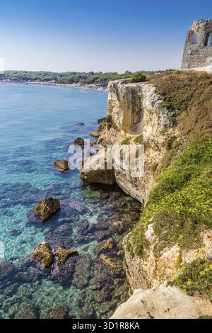 Rovine dell antica torre di avvistamento sulla Baia rocciosa sulla costa del Salento in Puglia in Italia Foto Stock