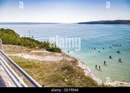 Baia rocciosa sulla costa del Salento in Puglia in Italia Foto Stock