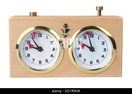 Scacchi in legno orologio isolato su bianco Foto Stock