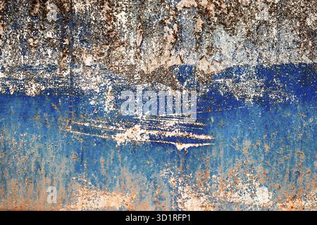 Superficie in legno verniciato. Sfondo in legno con vernice blu sbiadita e verde acqua ricoperta di graffi Foto Stock
