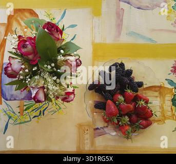 Fragole e gelsi in una piastra accanto a un bouquet di rose. Vista superiore Foto Stock