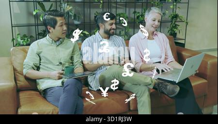 Discutere di colleghi che lavorano in economia seduti su un divano in pelle nella sala dell'ufficio, con simboli monetari Foto Stock