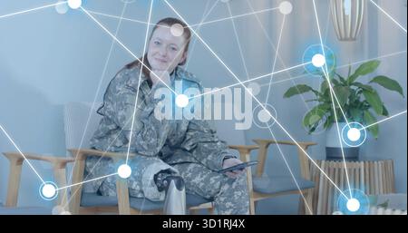 Reggi smartphone, soldato mimetico che esplora la sovrapposizione digitale nella lounge, con protesi alle gambe Foto Stock