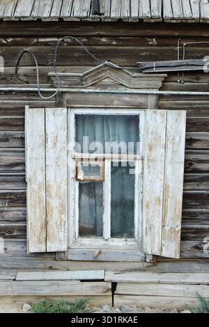Vista frontale della capanna (shantie). Finestra d'epoca di una vecchia casa in legno in Russia Foto Stock