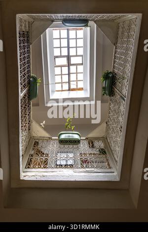 Cordoba, Cordoba - Spagna - 04-08-2024: Vista attraverso le scale verso l'alto fino alle finestre con piante a Essaouira Foto Stock