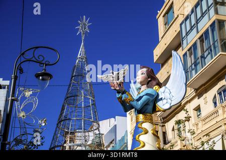 Alicante, Alicante - Spagna - 01-07-2024: Una statua angelica di Natale che regge una colomba adorna le strade di Alicante, annunciando le celebrazioni natalizie Foto Stock