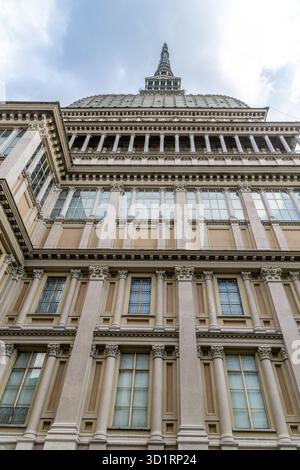 Siviglia, Siviglia - Spagna â€“ 04-19-2024: Vista ad angolo basso dei dettagli architettonici di Mole Antonelliana Foto Stock