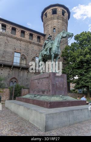 Siviglia, Siviglia - Spagna â€“ 04-19-2024: Statua dedicata ai cavalieri italiani, situata di fronte al Castello Foto Stock