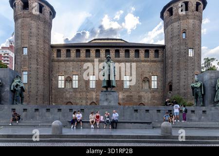 Siviglia, Siviglia - Spagna â€“ 04-19-2024: Vista frontale dettagliata dell'edificio Palazzo Madama di Torino Foto Stock