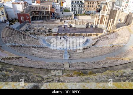 Cartagena, Murcia - Spagna - 01-16-2024: Teatro storico romano a Cartagena, Spagna, restaurato e integrato nel paesaggio urbano, con museo Foto Stock