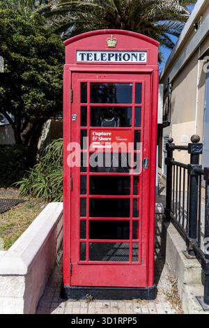 Gibilterra, BOTC - BOTC - 06-03-2024: Cabina telefonica rossa a Gibilterra con un adesivo per scattare foto Foto Stock