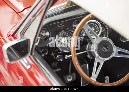 Vista dettagliata del cruscotto interno di un'auto d'epoca con volante in legno e indicatori vintage, Germania Foto Stock
