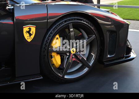 Scarperia, Italia - 24 ottobre 2025: Ferrari F80 in mostra durante le finali del mondo Ferrari 2025 sul circuito del Mugello in Italia. Foto Stock