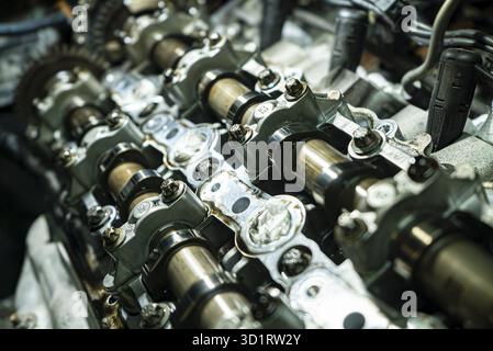 Dettaglio degli alberi a camme del motore della vettura smontati per la manutenzione Foto Stock