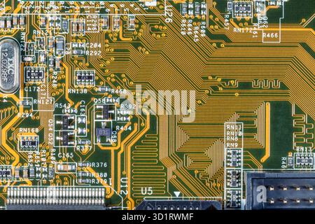 Dettagli circuiti elettronici e chip sulla scheda madre del computer Foto Stock