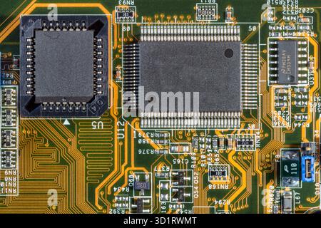 Dettagli circuiti elettronici e chip sulla scheda madre del computer Foto Stock