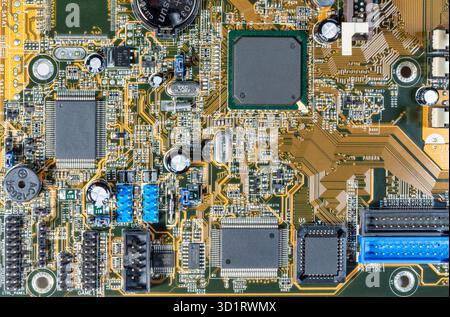 Dettagli circuiti elettronici e chip sulla scheda madre del computer Foto Stock