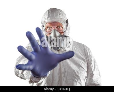 Uomo che indossa una tuta Hazmat che si allontana con la mano isolata su bianco Foto Stock