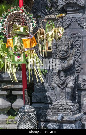 Statua di pietra di Barong, una creatura mitica che simboleggia il re degli spiriti e le forze del bene. Bali, Indonesia. Foto Stock