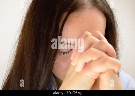 donna d'affari in primo piano che prega dio hop Foto Stock