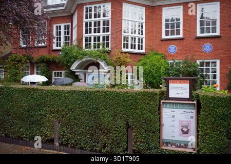 Una vista esterna della casa dello psicoanalista Sigmund Freud a nord di Londra, il 29 ottobre 2025, a Londra, Inghilterra. Lo psicoanalista Sigmund Freud (1865-1939) visse e lavorò qui al 20 Maresfield Gardens di Hampstead dopo essere fuggito dall'Austria annessa ai nazisti - ma dopo la sua morte, appena un anno dopo, fu sua figlia Anna Freud che continuò a lavorare qui in psicoanalisi infantile fino alla sua morte nel 1982. Il Museo Freud contiene l'archivio Freud di libri e manufatti antichi dei viaggi di Sigmund Freud che fu in grado di portare intatto quando fu costretto a fuggire prima della guerra. Foto Stock