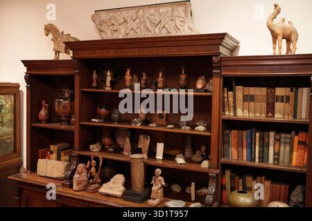 Alcune delle collezioni di manufatti antichi di Sigmund Freud (tra cui reperti antichi egizi, greci e romani) nello studio dell'ex casa dello psicoanalista a nord di Londra, il 29 ottobre 2025, a Londra, in Inghilterra. Lo psicoanalista Sigmund Freud (1865-1939) visse e lavorò qui al 20 Maresfield Gardens di Hampstead dopo essere fuggito dall'Austria annessa ai nazisti - ma dopo la sua morte, appena un anno dopo, fu sua figlia Anna Freud che continuò a lavorare qui in psicoanalisi infantile fino alla sua morte nel 1982. Il Museo Freud contiene l'archivio Freud di libri e manufatti antichi di S. Foto Stock