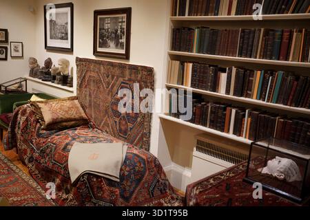 Il divano psicoanalitico di Sigmund Freud nel suo precedente studio nella sua casa a nord di Londra, il 29 ottobre 2025, a Londra, in Inghilterra. Lo psicoanalista Sigmund Freud (1865-1939) visse e lavorò qui al 20 Maresfield Gardens di Hampstead dopo essere fuggito dall'Austria annessa ai nazisti - ma dopo la sua morte, appena un anno dopo, fu sua figlia Anna Freud che continuò a lavorare qui in psicoanalisi infantile fino alla sua morte nel 1982. Il Museo Freud contiene l'archivio Freud di libri e manufatti antichi dei viaggi di Sigmund Freud che fu in grado di portare intatto quando fu costretto a fuggire prima Foto Stock