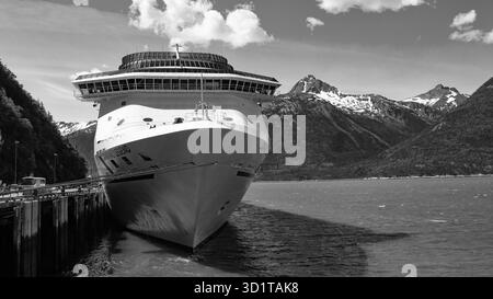 Skagway, Alaska, USA - 7 luglio 2019: Porto dell'Alaska con nave da crociera. Tour di vacanza di viaggio. Destinazione del viaggio. Copia spazio. La leggenda del Carnevale di Foto Stock