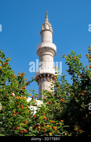 Rodi, Grecia. Il minareto della Moschea Solimana nella città vecchia di Rodi. Conosciuta anche come Moschea Suleymaniye o Moschea di Solimano Foto Stock
