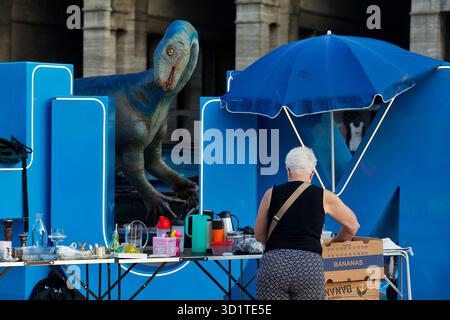 Modello di Plateosaurus con mercato delle pulci presso la scritta Bochum, piazzale del municipio, Germania, Europa Foto Stock