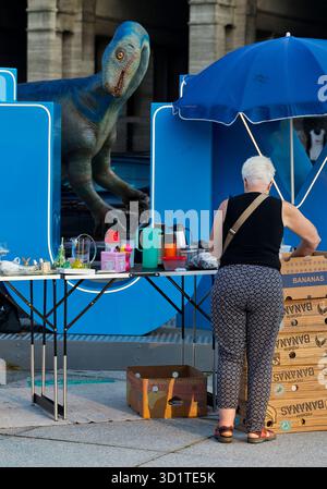 Modello di Plateosaurus con mercato delle pulci presso la scritta Bochum, piazzale del municipio, Germania, Europa Foto Stock