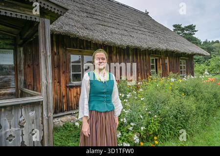 Frau in Tracht, Holzhaus, Haus eines Fischers, Lettisches Ethnografisches Freilichtmuseum, Brivdabas iela, riga, Lettland *** donna in costume tradizionale, casa di legno, casa di un pescatore, Museo Etnografico Lettone all'aperto, Brivdabas iela, riga, Lettonia Foto Stock