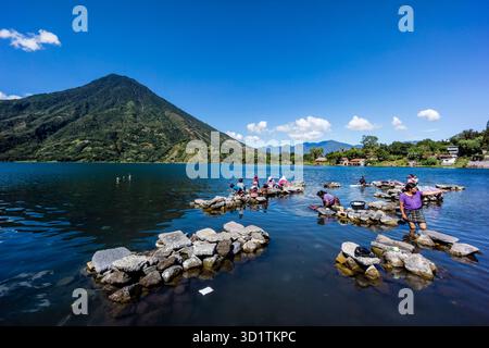 Il pittoresco Lago de Atitlán si trova direttamente ai piedi dell'inattivo vulcano San Pedro, Guatemala Foto Stock