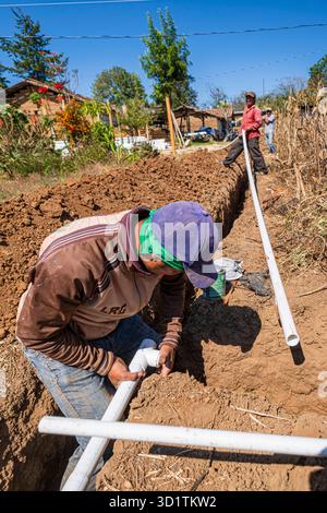 Costruzione comunitaria di tubi per l'acqua potabile Foto Stock