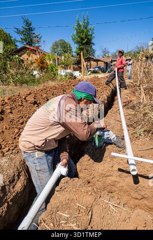 Costruzione comunitaria di tubi per l'acqua potabile Foto Stock