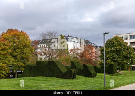 Colori autunnali nel parco pubblico di Düsseldorf in un giorno d'autunno Foto Stock