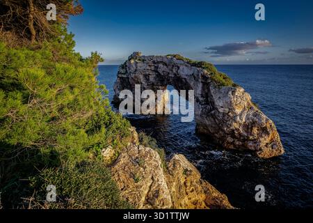 Porta di roccia es Pontas - Un arco di pietra naturale situato tra Cala Santanyi e Cala Llombards, Maiorca Foto Stock
