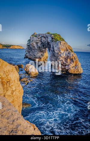 Porta di roccia es Pontas - Un arco di pietra naturale situato tra Cala Santanyi e Cala Llombards, Maiorca Foto Stock