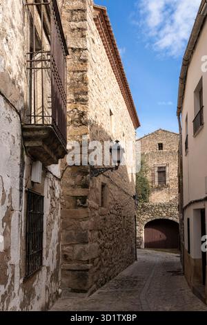 Vicoli acciottolati stretti che si snodano attraverso antichi edifici in pietra a trujillo, spagna Foto Stock