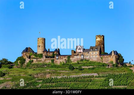 Castello di Thurant, Alken, Renania-Palatinato, Germania, Europa. Il castello di Thurant sorge su un ampio sperone di montagna ardesia che domina la città di Alken sul Foto Stock