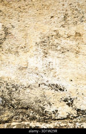 antica struttura muraria in pietra. Struttura rocciosa dell'antico sito archeologico romano Foto Stock