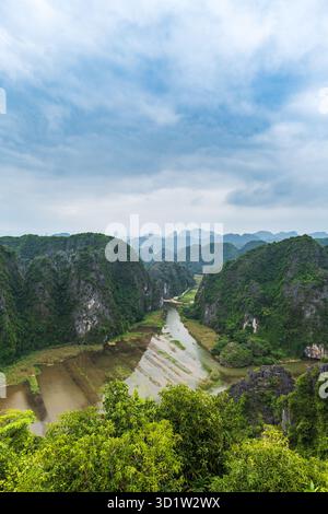 Il paesaggio di Ninh Binh in Vietnam. Popolare per tour in barca, paesaggio carsico e fiume. Foto Stock