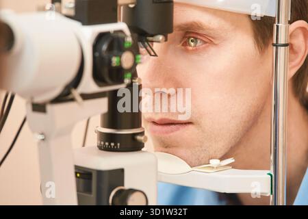 Paziente medico oftalmologo. Trattamento oculistico. Ottica ospedaliera Foto Stock